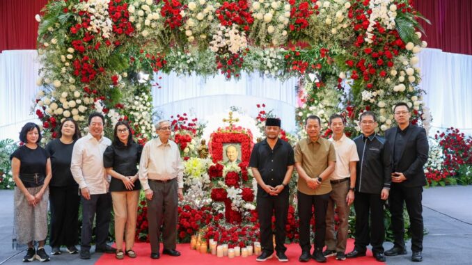 Persemayaman Michael Bambang Hartono di GOR PB Djarum Kudus dipadati pelayat yang memberi penghormatan terakhir sebelum pemakaman di Rembang.