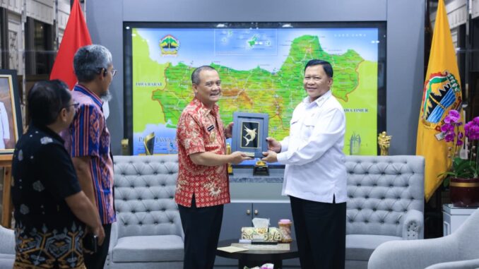 Proyek Giant Sea Wall sepanjang 274,7 km di Pantura Jateng diklaim jadi yang terpanjang di Jawa dan solusi untuk mengatasi rob serta penurunan tanah.