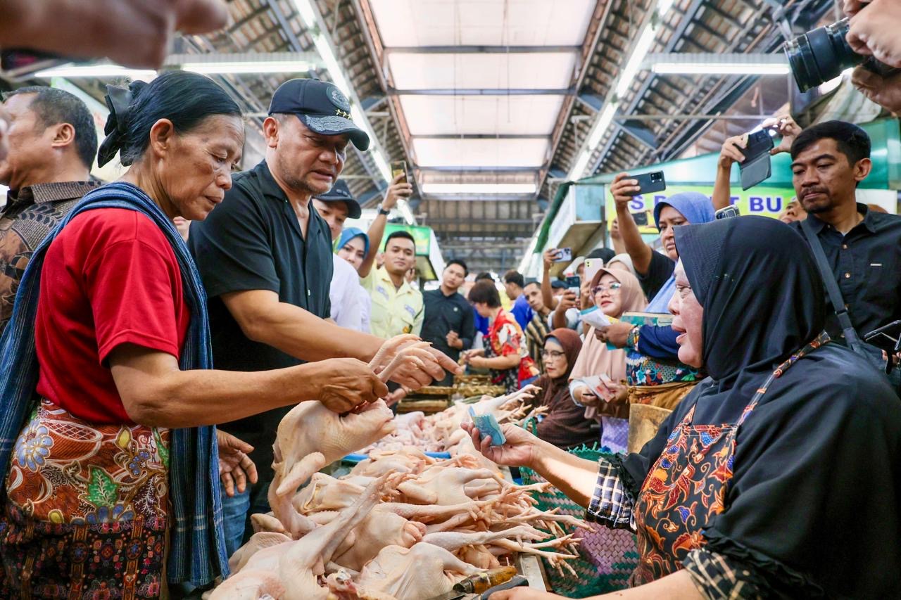 Gubernur Jateng Ahmad Luthfi cek harga dan stok pangan di Pasar Gede Solo jelang Lebaran, pastikan cabai hingga beras stabil dan pasokan aman.