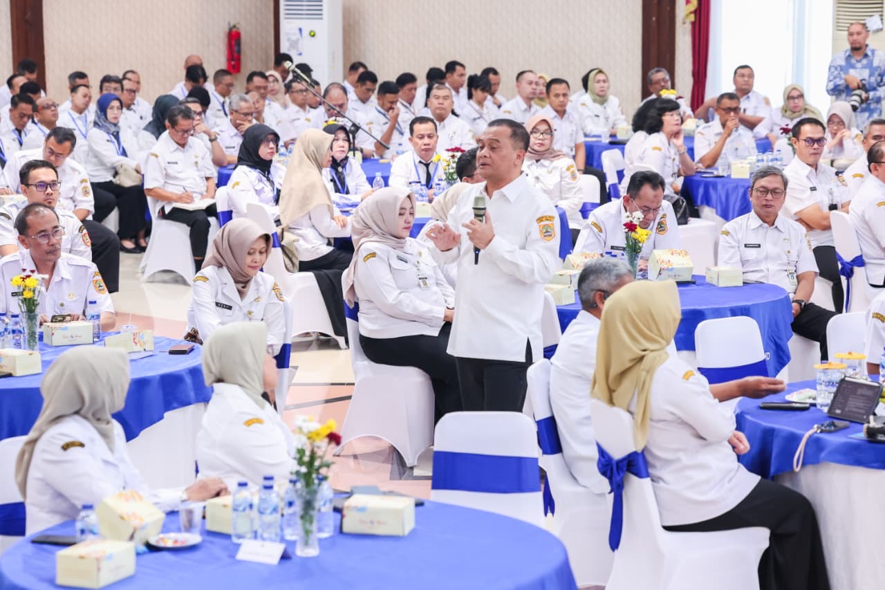 Gubernur Jateng Ahmad Luthfi meminta ASN Jateng jadi problem solver pelayanan publik melalui kerja tim dan birokrasi melayani.