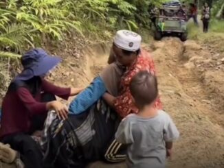 Ibu di Mamuju melahirkan di jalan rusak viral di medsos. Netizen bandingkan dengan istri pejabat, BPTD Sulbar siapkan solusi angkutan dan perbaikan akses.