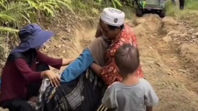Ibu di Mamuju melahirkan di jalan rusak viral di medsos. Netizen bandingkan dengan istri pejabat, BPTD Sulbar siapkan solusi angkutan dan perbaikan akses.