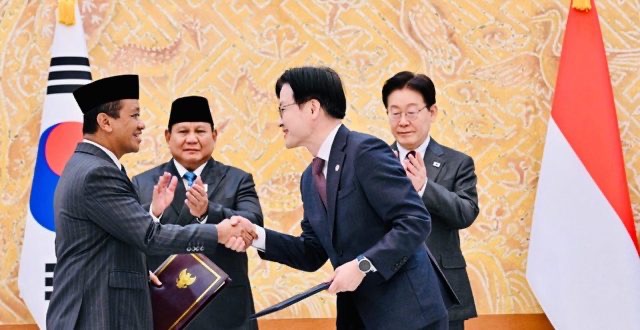 Indonesia dan Korea Selatan menandatangani Kesepakatan Kerja Sama energi bersih untuk memperkuat transisi energi hijau, investasi, dan alih teknologi berkelanjutan. Indonesia dan Korea Selatan menandatangani Kesepakatan Kerja Sama energi bersih untuk memperkuat transisi energi hijau, investasi, dan alih teknologi berkelanjutan.