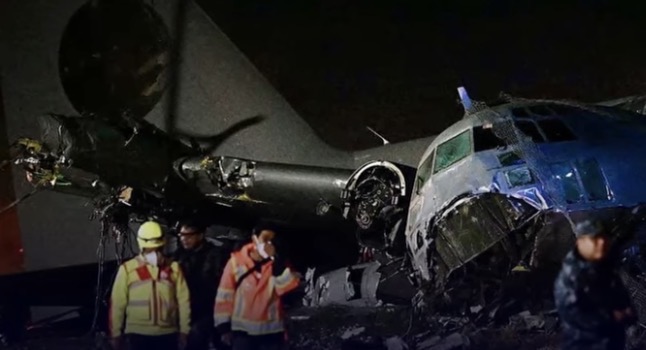 Pesawat Hercules C-130 jatuh di Bolivia bawa uang baru Bank Sentral senilai Rp1 triliun, 24 tewas, sebagian uang dijarah hingga akhirnya dinyatakan tak bernilai.
