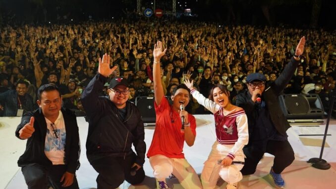 Strategi Denny Caknan musik Jawa menunjukkan bagaimana musisi lokal mengangkat budaya lewat YouTube, branding autentik, dan pemasaran digital yang adaptif.