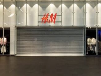 H&M tutup 160 toko global 2026 untuk fokus e-commerce dan toko unggulan. Penjualan Q1 turun sementara, tapi untung naik sepanjang tahun. Tren belanja online dorong perubahan ritel besar ini.
