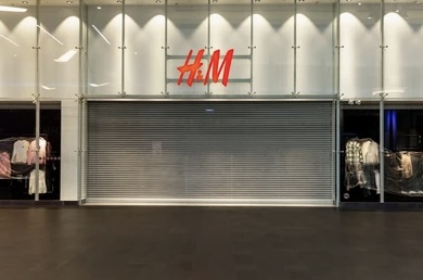 H&M tutup 160 toko global 2026 untuk fokus e-commerce dan toko unggulan. Penjualan Q1 turun sementara, tapi untung naik sepanjang tahun. Tren belanja online dorong perubahan ritel besar ini.