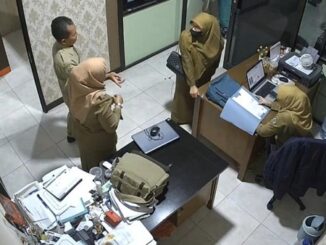Korban seragam ASN palsu Gresik datang kerja bawa SK PNS bodong. Belasan tertipu jaringan penipu, Pemkab & Polres buru pelaku. Waspada modus ASN!