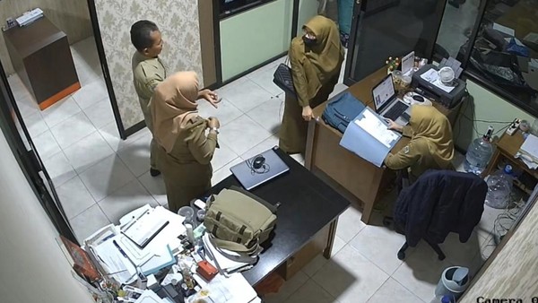 Korban seragam ASN palsu Gresik datang kerja bawa SK PNS bodong. Belasan tertipu jaringan penipu, Pemkab & Polres buru pelaku. Waspada modus ASN! Korban seragam ASN palsu Gresik datang kerja bawa SK PNS bodong. Belasan tertipu jaringan penipu, Pemkab & Polres buru pelaku. Waspada modus ASN!