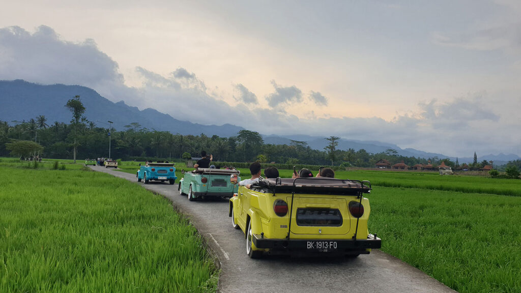 Suasana sejuk dekat Gunung Merapi, kaya budaya dan kuliner lokal.