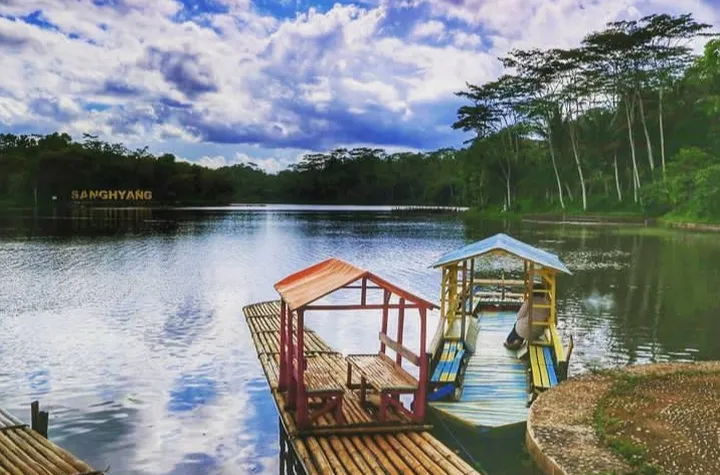 Terkenal kerajinan tangan, alam indah, dan biaya hidup murah.