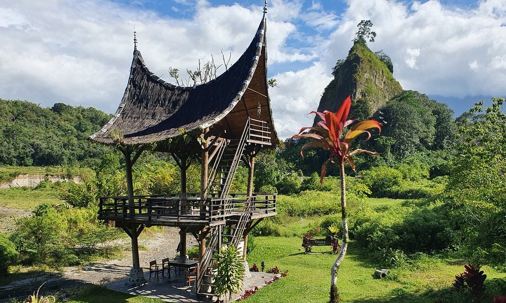 Dikelilingi pegunungan, nikmati budaya Minang.