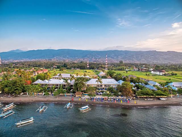 Pantai tenang, snorkeling lumba-lumba, jauh keramaian.