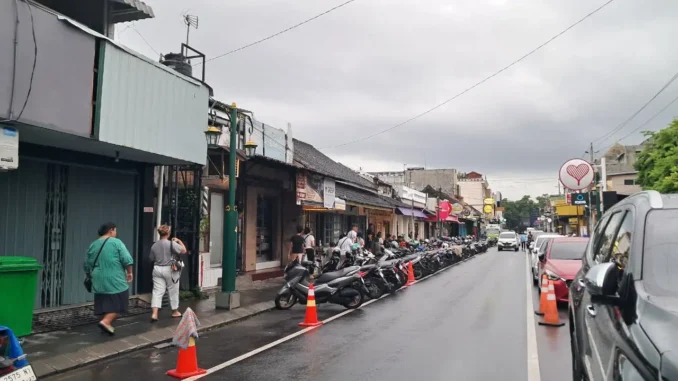 Keluhan parkir liar dadakan di Solo pasca libur Lebaran-Paskah 2026 bikin jalan macet, jukir muncul setiap 100 meter.