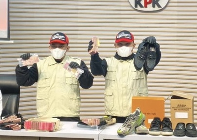 Viral sepatu Louis Vuitton Bupati Tulungagung Gatut Sunu Wibowo hasil korupsi Rp129 juta diamankan KPK. Modus pemerasan OPD hingga Rp2,7 miliar ungkap konferensi pers.