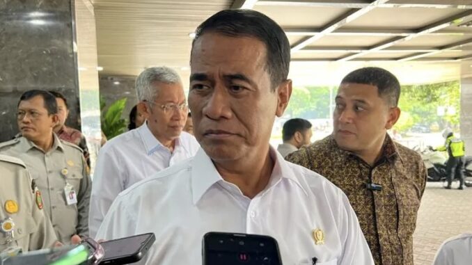 Menteri Pertanian Andi Amran Sulaiman mendorong distribusi Minyakita sepenuhnya melalui BUMN Pangan seperti Bulog dan ID Food untuk memperkuat pengawasan dan menjaga harga tetap stabil di pasar.