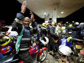 Krisis energi global picu kenaikan harga BBM di Kenya hingga 40 shilling per liter. Warga bergegas ke SPBU jelang penyesuaian harga tengah malam.