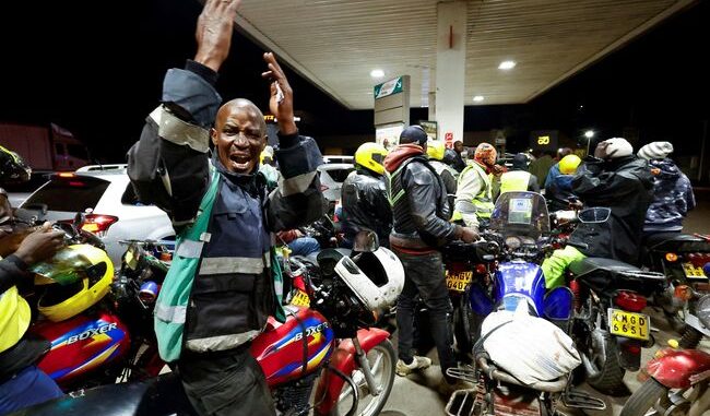 Krisis energi global picu kenaikan harga BBM di Kenya hingga 40 shilling per liter. Warga bergegas ke SPBU jelang penyesuaian harga tengah malam.