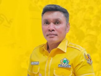 Nus Kei, Ketua DPD II Golkar Maluku Tenggara, meninggal usai ditikam di Bandara Karel Sadsuitubun. Pelaku diduga atlet MMA ditangkap 2 jam setelah kejadiaan