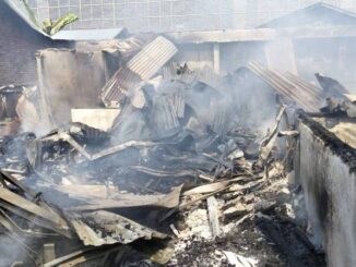 Kesal disuruh merantau, pria di Deli Serdang nekat bakar rumah orang tuanya hingga rata dengan tanah. Polisi selidiki motif dan kondisi pelaku.