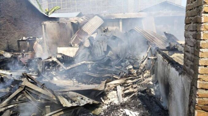 Kesal disuruh merantau, pria di Deli Serdang nekat bakar rumah orang tuanya hingga rata dengan tanah. Polisi selidiki motif dan kondisi pelaku.