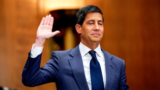 Kevin Warsh, calon Ketua The Fed dari Donald Trump, berjanji ubah kebijakan inflasi di tengah tekanan politik dan krisis ekonomi AS. Kevin Warsh, calon Ketua The Fed dari Donald Trump, berjanji ubah kebijakan inflasi di tengah tekanan politik dan krisis ekonomi AS.