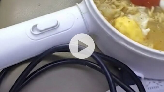 Aksi penumpang memasak mi instan dengan kompor listrik di kereta viral. KAI tegaskan larangan penggunaan alat berdaya tinggi demi keselamatan.