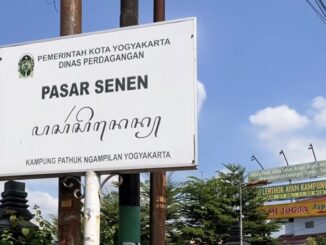 Pasar Senen Jogja hadir unik di gang sempit Kampung Pathuk, tetap bertahan sejak 1970-an dengan pedagang tradisional dan harga terjangkau.
