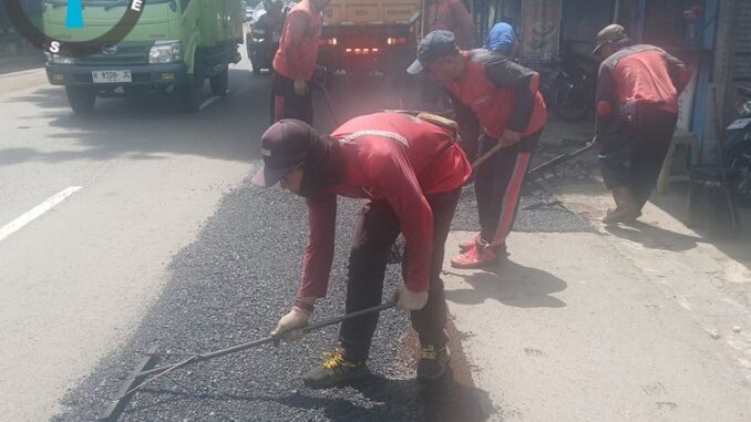 Wali Kota Semarang Agustina Wilujeng gerak cepat perbaiki jalan rusak, 9 titik selesai dalam sehari. Respons cepat aduan warga.