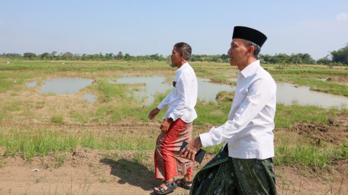 Warga Desa Tinanding Grobogan keluhkan lumpur pascabanjir yang merusak sawah. Sekda Jateng Sumarno langsung turun tangan dan siapkan solusi cepat.