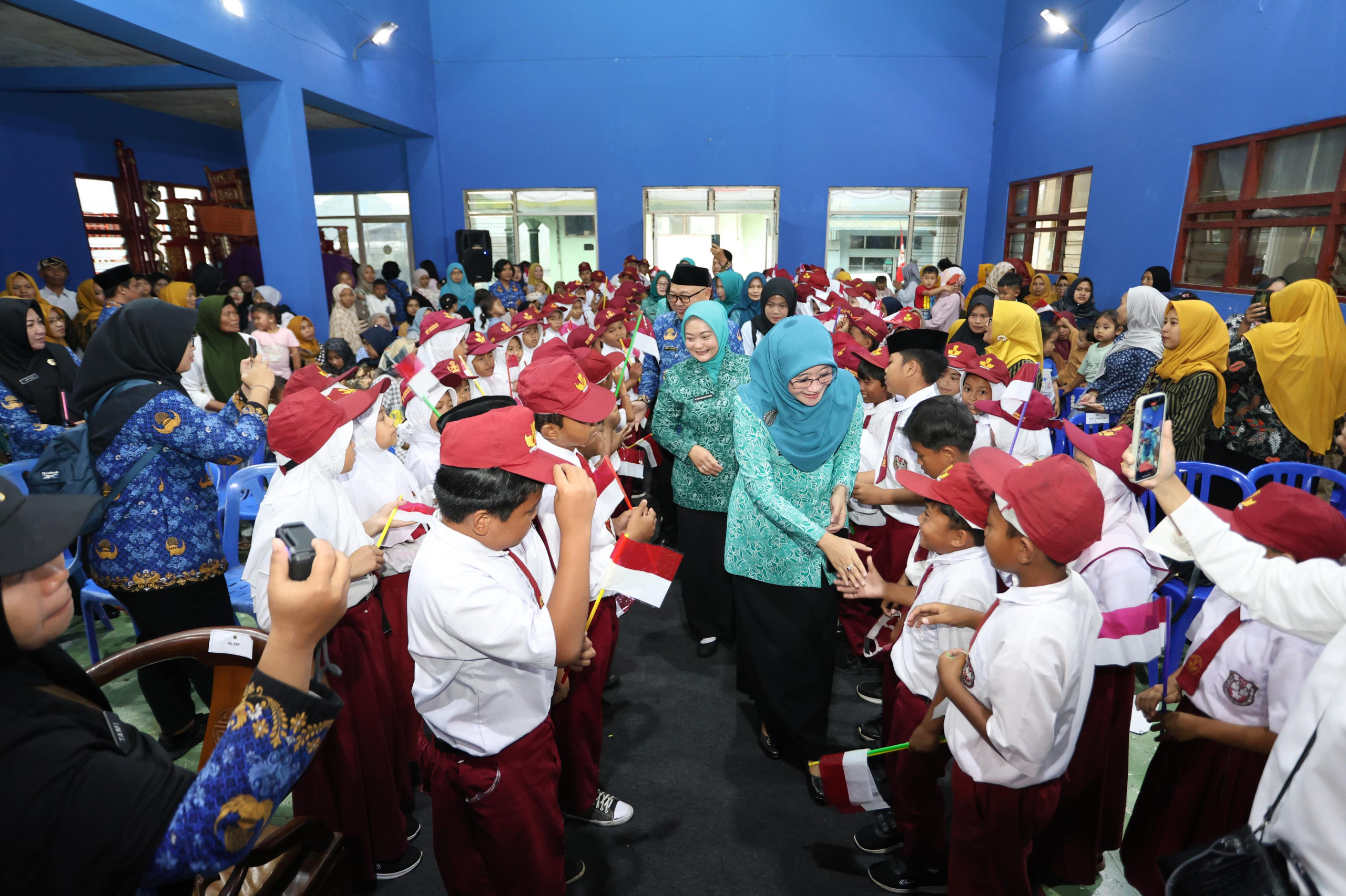 Nawal Yasin dorong pemanfaatan lahan pekarangan untuk ketahanan pangan keluarga dan pengendalian inflasi di Jawa Tengah melalui program budikdamber dan bibit cabai.