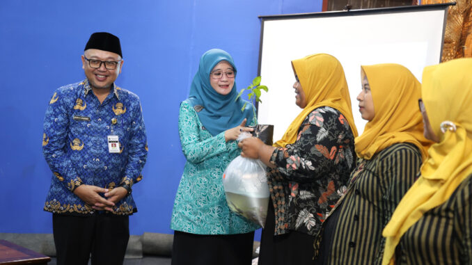 Nawal Yasin dorong pemanfaatan lahan pekarangan untuk ketahanan pangan keluarga dan pengendalian inflasi di Jawa Tengah melalui program budikdamber dan bibit cabai.