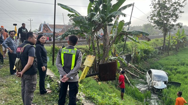 Kecelakaan kereta api di Grobogan menewaskan 4 orang setelah minibus tertabrak KA Argo Bromo di perlintasan tanpa palang pintu. Kecelakaan kereta api di Grobogan menewaskan 4 orang setelah minibus tertabrak KA Argo Bromo di perlintasan tanpa palang pintu.