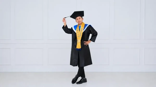 Pato Sayyaf, lulusan pesantren, berhasil meraih gelar Sarjana S1 Fisika Undip di usia 18 tahun dengan IPK 3,68.