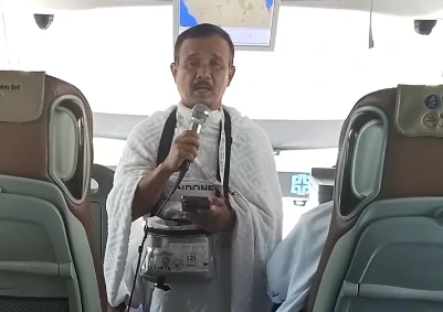 Jemaah haji Kloter 28 SOC sukses antisipasi cuaca panas Arab Saudi saat miqat di Bir Ali dengan tetap di dalam bus ber-AC demi cegah heatstroke.