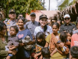 Momen viral Gubernur Maluku Utara Sherly Tjoanda menyapa Suku Togutil di Tidore, siapkan program rumah layak huni dan layanan kesehatan.