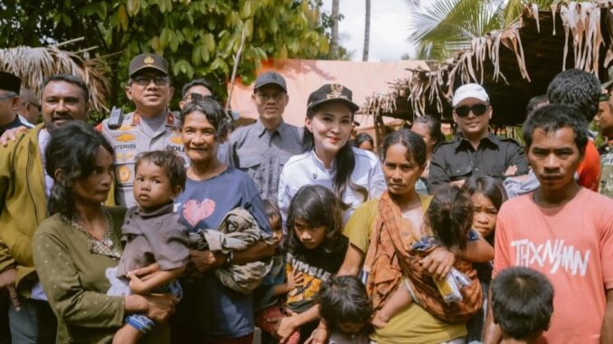 Momen viral Gubernur Maluku Utara Sherly Tjoanda menyapa Suku Togutil di Tidore, siapkan program rumah layak huni dan layanan kesehatan.