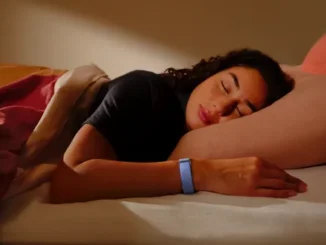 Google meluncurkan Fitbit Air, wearable tanpa layar seharga Rp1,7 juta dengan AI Google Health, fokus pada pelacakan kesehatan dan kualitas tidur.