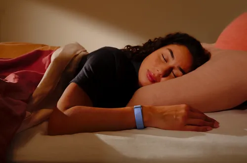 Google meluncurkan Fitbit Air, wearable tanpa layar seharga Rp1,7 juta dengan AI Google Health, fokus pada pelacakan kesehatan dan kualitas tidur.