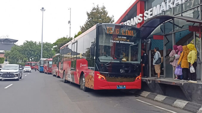 Pemkot Semarang hadirkan 27 bus listrik Trans Semarang untuk kurangi emisi dan tingkatkan kenyamanan transportasi publik ramah lingkungan.
