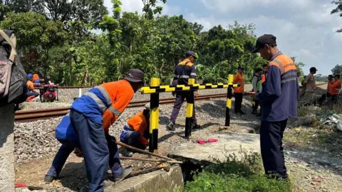 KAI Daop 4 Semarang menutup perlintasan sebidang tidak dijaga di Grobogan untuk menekan kecelakaan dan meningkatkan keselamatan pengguna jalan. KAI Daop 4 Semarang menutup perlintasan sebidang tidak dijaga di Grobogan untuk menekan kecelakaan dan meningkatkan keselamatan pengguna jalan.