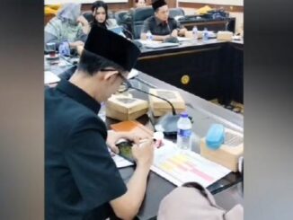 Viral anggota DPRD Jember main game saat rapat paripurna. Ini alasan sebenarnya hingga sanksi tegas dari partai.