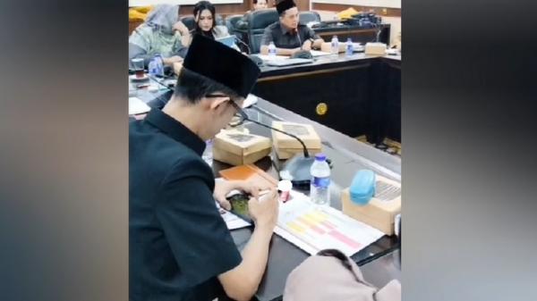 Viral anggota DPRD Jember main game saat rapat paripurna. Ini alasan sebenarnya hingga sanksi tegas dari partai. Viral anggota DPRD Jember main game saat rapat paripurna. Ini alasan sebenarnya hingga sanksi tegas dari partai.