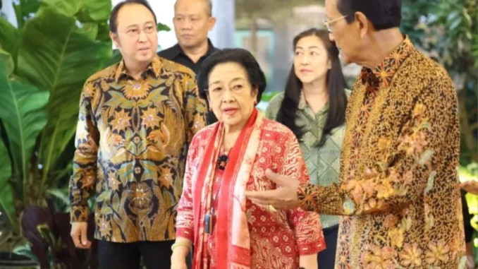 Megawati Soekarnoputri bertemu Sri Sultan HB X di Kraton Jogja selama 3,5 jam dalam suasana hangat bersama keluarga dan jamuan tradisional. Megawati Soekarnoputri bertemu Sri Sultan HB X di Kraton Jogja selama 3,5 jam dalam suasana hangat bersama keluarga dan jamuan tradisional.