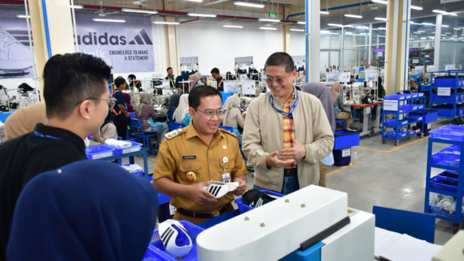 Plt Bupati Pekalongan Sukirman tinjau PT HAI di Wonopringgo, perusahaan sepatu ekspor Adidas yang berpotensi menyerap hingga 20 ribu tenaga kerja lokal.