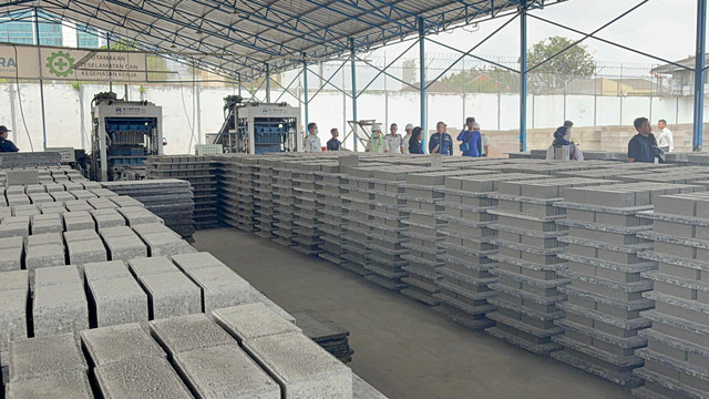 72 warga binaan Lapas Kelas I Tangerang produksi ratusan ribu beton dari limbah batu bara PLTU, mulai paving block hingga modul rumah berkualitas tinggi. 72 warga binaan Lapas Kelas I Tangerang produksi ratusan ribu beton dari limbah batu bara PLTU, mulai paving block hingga modul rumah berkualitas tinggi.