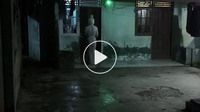 Ilustrasi, Viral pocong begal di Jawa Tengah dipastikan hoaks. Polisi ungkap fakta hasil patroli siber dan imbau masyarakat tetap tenang.