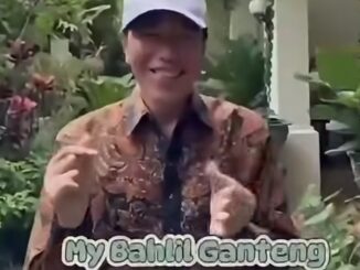 Jokowi ikut meramaikan tren lagu My Little Bolu Ketan yang viral di media sosial. Momen anak muda joget di depan rumahnya di Solo jadi sorotan.