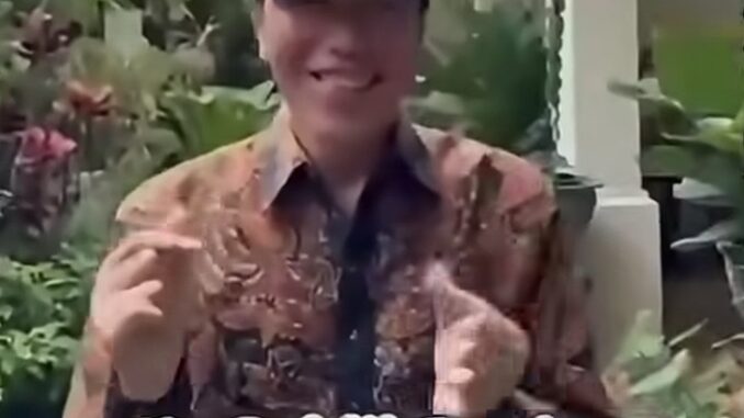 Jokowi ikut meramaikan tren lagu My Little Bolu Ketan yang viral di media sosial. Momen anak muda joget di depan rumahnya di Solo jadi sorotan.