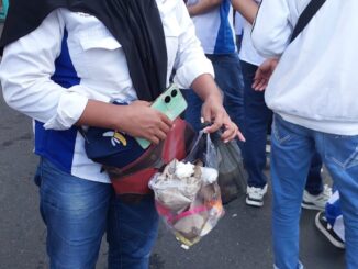 Wali Kota Semarang mengapresiasi buruh yang tertib saat Hari Buruh dan ikut peduli menjaga kebersihan lingkungan dengan memunguti sampah.